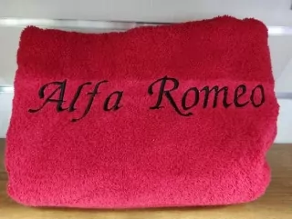 Osuška s nápisom Alfa Romeo