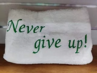 Osuška s nápisom Never give up!