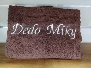 Osuška s nápisom Dedo Miky
