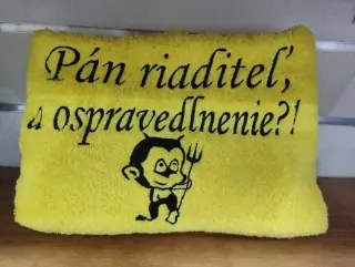 Osuška s nápisom Pán riaditeľ, a ospravedlnenie?!