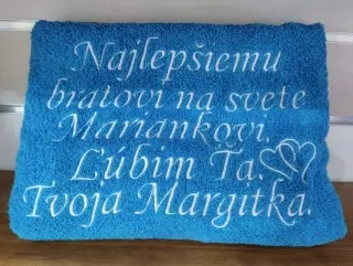 Osuška s nápisom Najlepšiemu bratovi na svete Mariankovi. Ľúbim ťa, Tvoja Margitka 