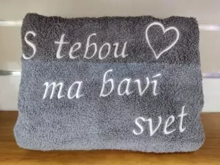 Osuška s nápisom S tebou ma baví svet