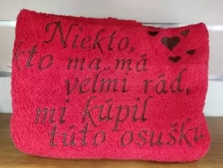 Osuška s nápisom Niekto kto ma má veľmi rád, mi kúpil túto osušku