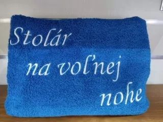 Osuška s nápisom Stolár na voľnej nohe
