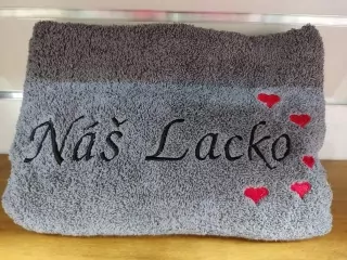 Osuška s nápisom Náš Lacko