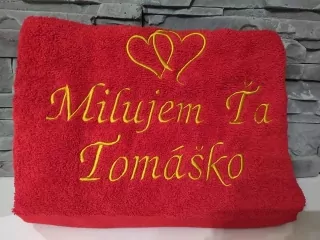 Osuška s nápisom Milujem ťa Tomáško