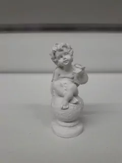 Anjel sediaci s motýľom