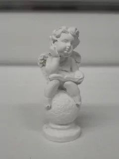 Anjel sediaci s otvorenou knihou