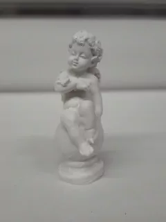 Anjel sediaci s motýlikom