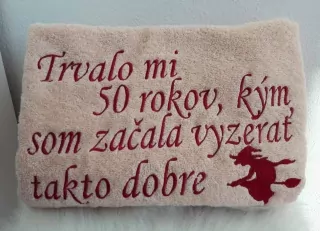 Osuška s nápisom Trvalo mi 50 rokov, kým som začala vyzerať takto dobre