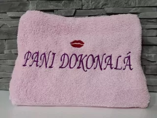 Osuška s nápisom Pani dokonalá
