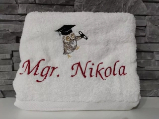 Osuška s nápisom Mgr. Nikola