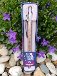 Pero s nápisom: Super študentka