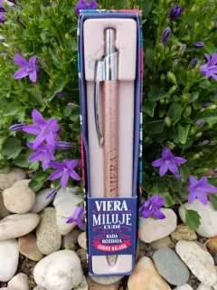 Pero s menom: Viera