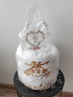 Osušková torta s anjlelikmi pre novomanželov
