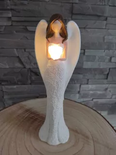 Anjel so svietacim srdiečkom