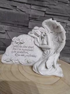 Anjel opretý o kameň s veršom