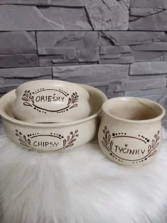 Sada hnedých misiek na chipsy, oriešky a tyčinky