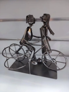 Dekorácia - mladý pár s bicyklom - stojan na víno
