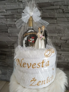 Osušková torta pre novomanželov s vínkom