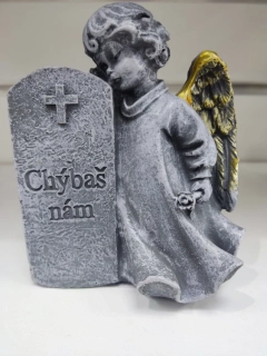 Anjelik pri pomníku Chýbaš nám