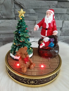 LED Mikuláš pri stromčeku