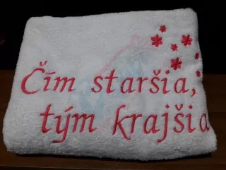 Osuška s nápisom Čím staršia, tým krajšia
