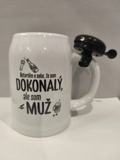 Keramický krígeľ s nápisom „Dokonalý muž“ a zvončekom