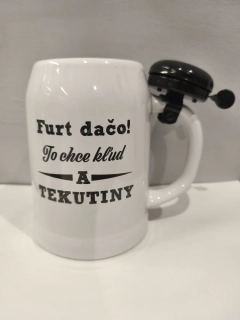 Keramický krígeľ s nápisom „Furt dačo!“ a zvončekom