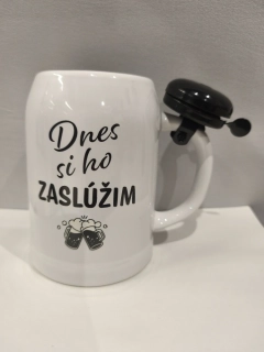 Keramický krígeľ s nápisom „Dnes si ho zaslúžim“ a zvončekom
