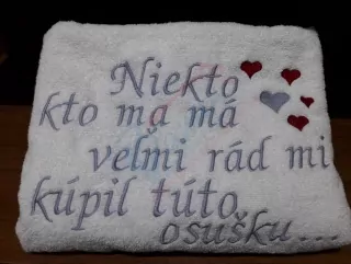 Osuška s nápisom Niekto kto ma má veľmi rád mi kúpil túto osušku