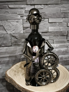 Kovový stojan na víno mechanik