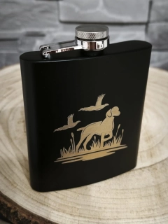 🦌 Elegantná čierna ploskačka so zlatým motívom vyžly a bažantov