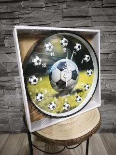 Kovové nástenné hodiny s motívom futbalu