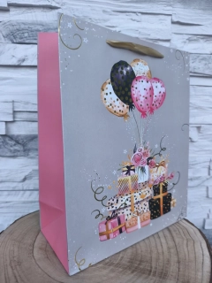 🎁 Darčeková taška sivá s motívom darčekov a balónov