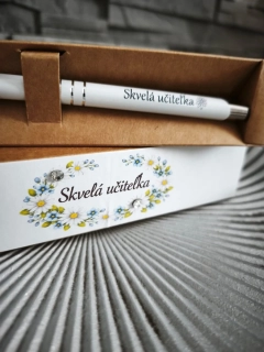 ---🖊️ Pero v darčekovej krabičke „Skvelá učiteľka“