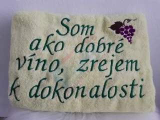 Osuška s nápisom Som ako dobré víno, zrejem k dokonalosti