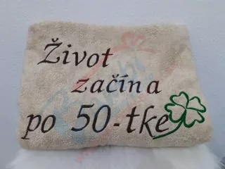 Osuška s nápisom Život začína po 50-tke
