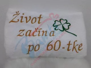 Osuška s nápisom Život začína po 60-tke