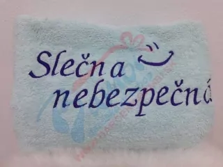 Osuška s nápisom Slečna nebezpečná