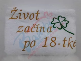 Osuška s nápisom Život začína po 18-tke