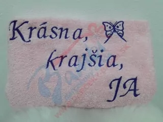 Osuška s nápisom Krásna, krajšia, ja