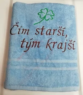 Osuška s nápisom Čím starší, tým krajší