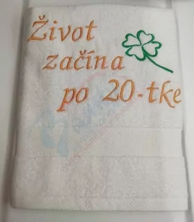 Osuška s nápisom Život začína po 20-tke