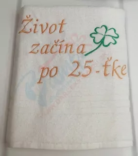 Osuška s nápisom Život začína po 25-ťke