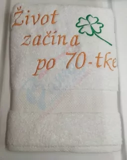 Osuška s nápisom Život začína po 70-tke