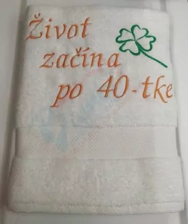Osuška s nápisom Život začína po 40-tke