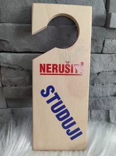 Drevená tabuľka Nerušiť studuji