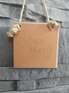 Drevená tabuľka Sexi muž