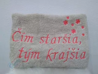Osuška s nápisom Čím staršia, tým krajšia 